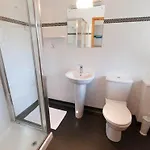 Bridge 20, Within Walking Distance Of Town Centre, Strictly No Pets بيت للعطل *