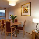 Bridge 20, Within Walking Distance Of Town Centre, Strictly No Pets Semesterbostad